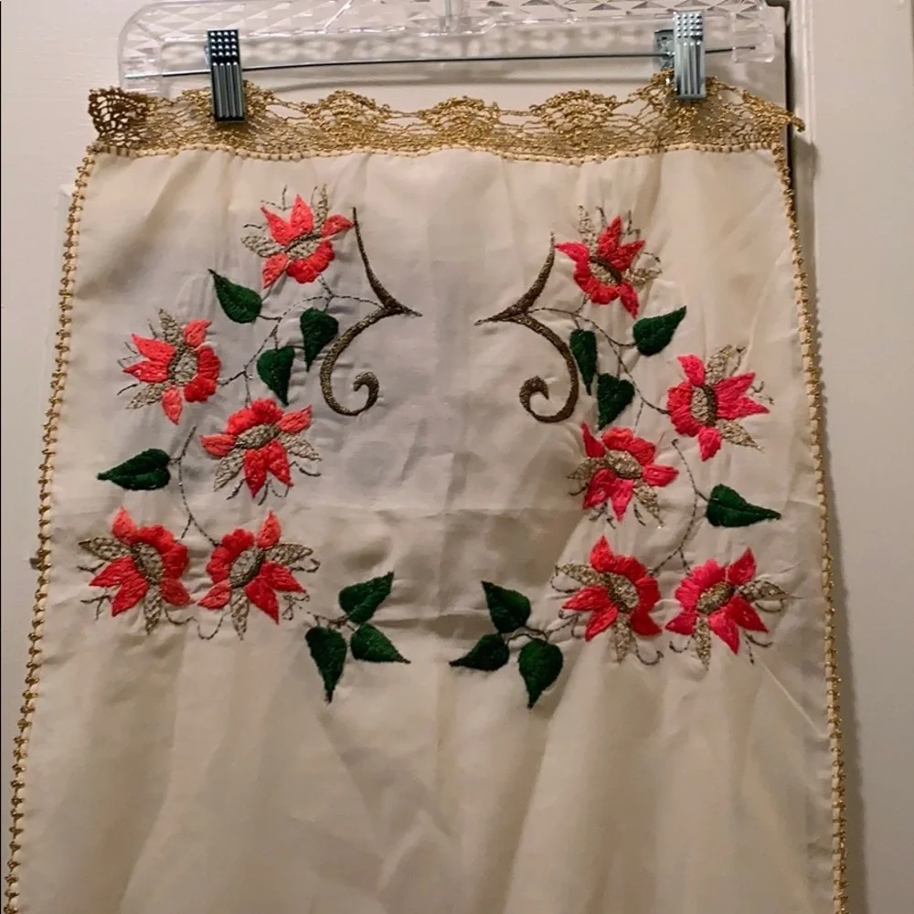 New Listing - Estate Item Table Runner No Brand 38 x 15
